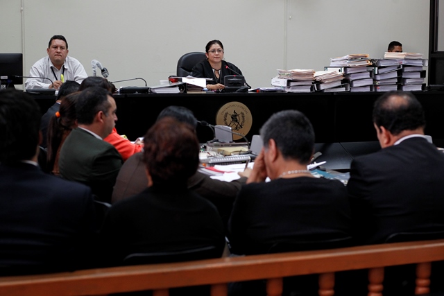 Sospechosos escuchan resolución de jueza. Juan Francisco Miranda fue beneficiado con falta de mérito. (Foto Prensa Libre: Paulo Raquec)