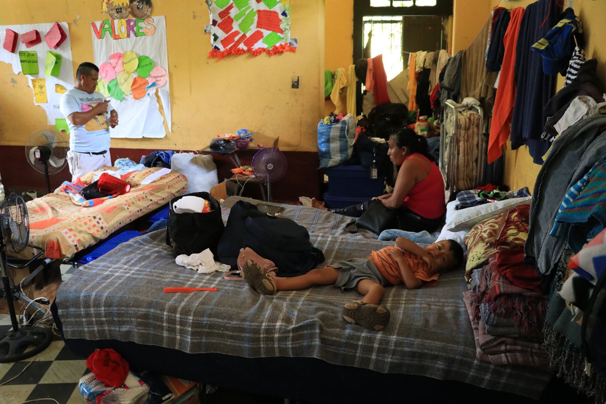 Hasta 18 familias hay asignadas en cada aula de la Escuela Tipo Federación José Martí, que funciona como albergue desde la erupción del Volcán de Fuego, del pasado 3 de junio. (Foto Prensa Libre: Carlos Paredes)