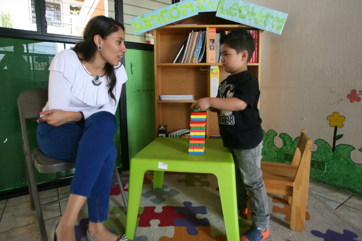 Centros como la Fundación Pediátrica Guatemalteca atienden a niños con autismo. (Foto Prensa Libre, Brenda Martínez)