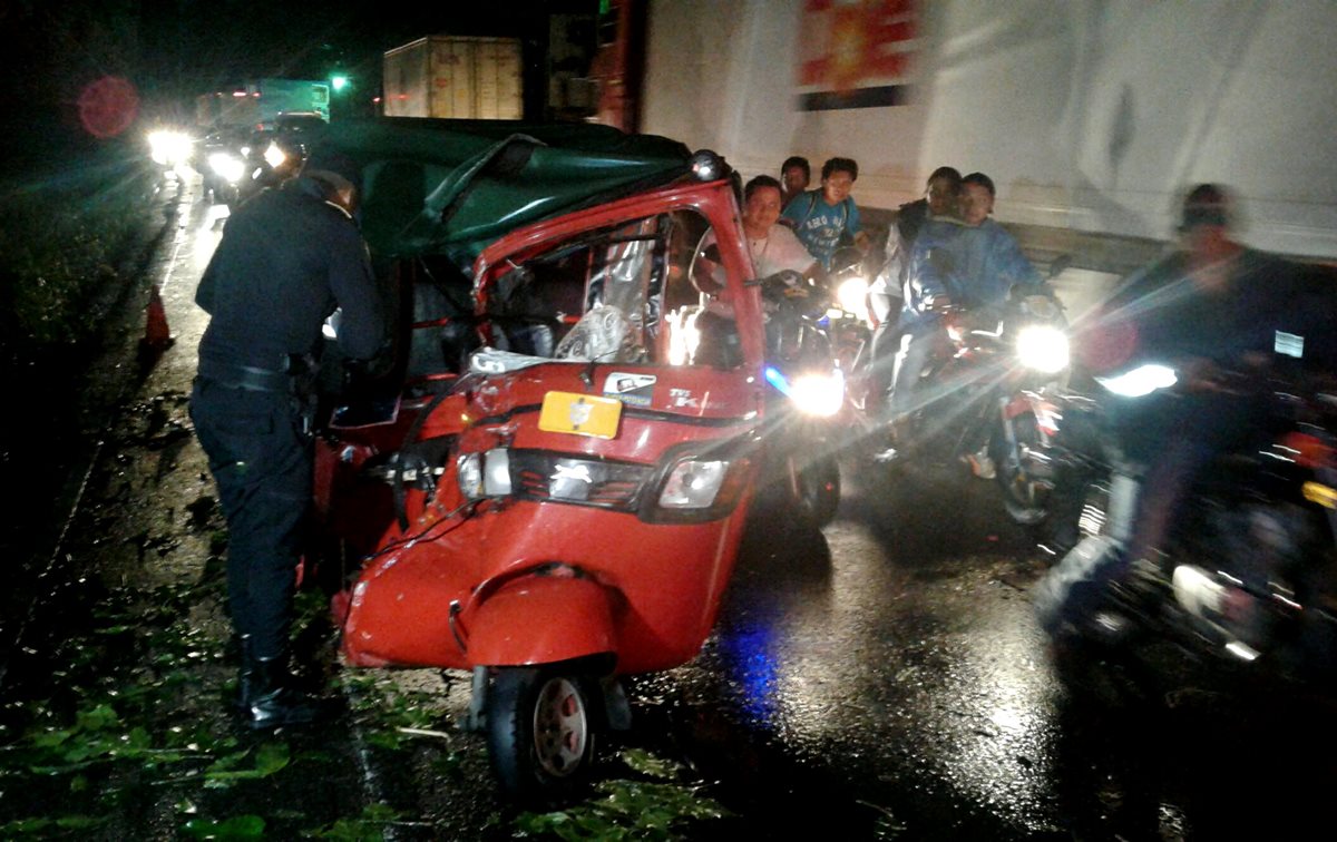 Mototaxi queda destruido luego de accidente de tránsito en Mazatenango. (Foto Presa Libre: Melvin Popá)