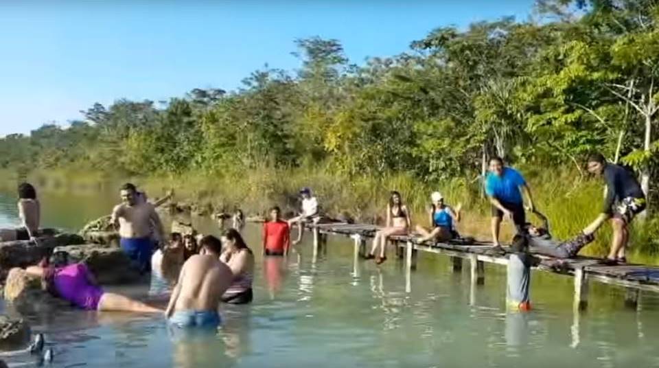 Visitantes de la Laguna de Lachuá, en Cobán, participan en un Mannequin Challenge. (Foto Prensa Libre: Cortesía)