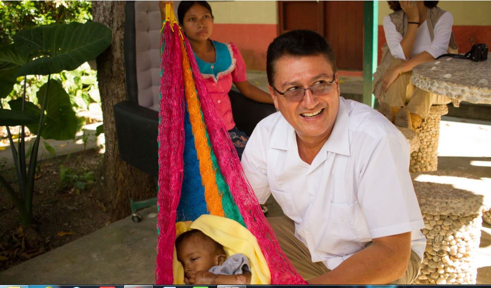 El médico Carlos Arriola en el Centro de Recuperación de Jocotán, Chiquimula (Foto: Pilar Almenar, El País)