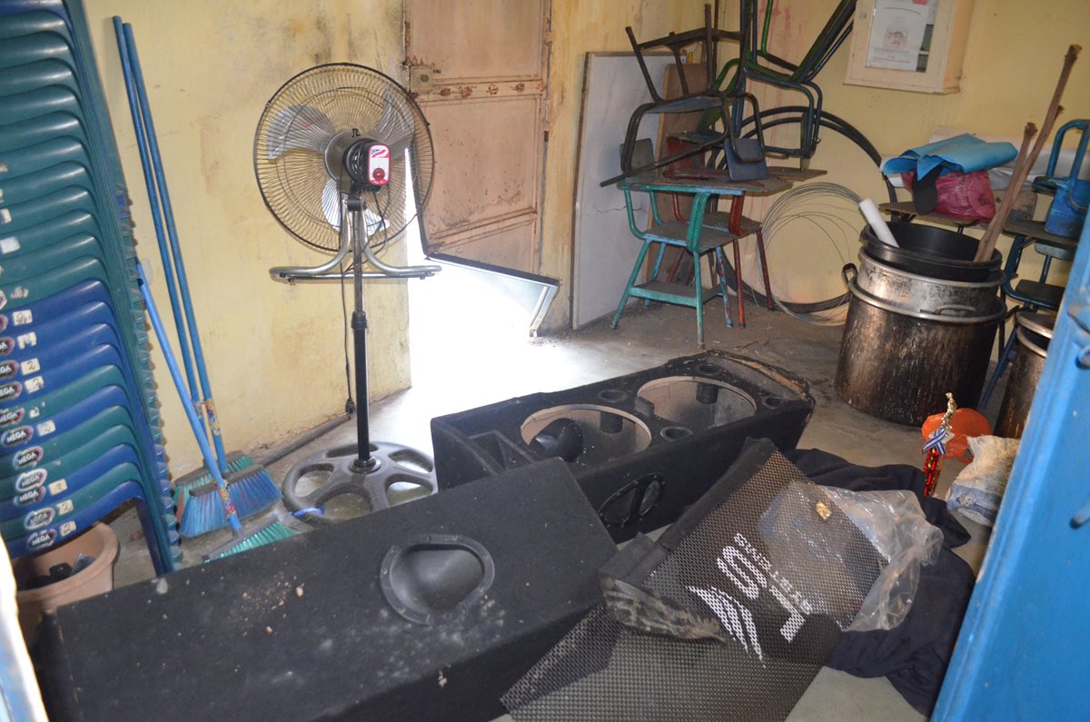 Los delincuentes se llevaron instrumentos musicales y algunos enseres de cocina. (Foto Prensa Libre: Jorge Tizol)