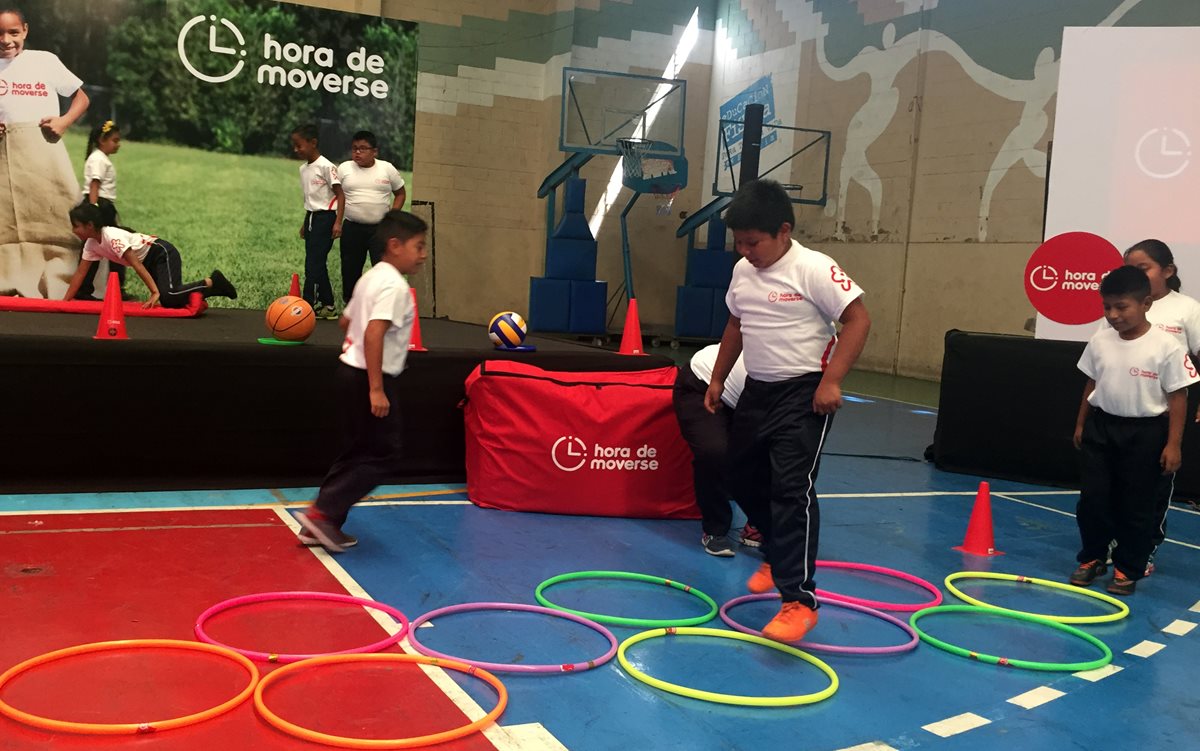 Niños de la escuela 15 de Septiembre efectúan demostración de actividad física. (Foto Prensa Libre: Eduardo González)