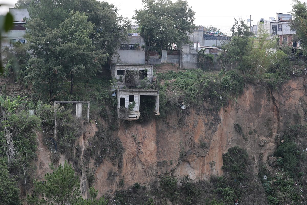 Una casa abandonada está a punto de caer en un sector del barranco Las Guacamayas, zona 11 de Mixco. (Foto Prensa Libre: Álvaro Interiano)