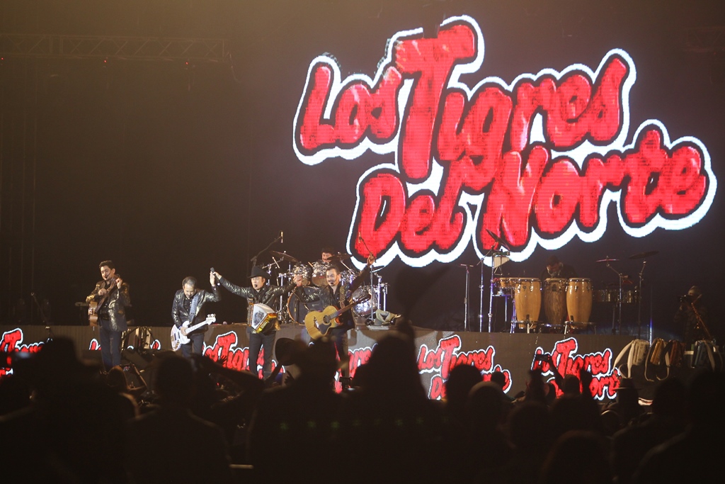 Los Tigres del Norte deleitaron a los guatemaltecos durante un concierto en el que interpretaron sus grandes éxitos. (Foto Prensa Libre: Keneth Cruz)