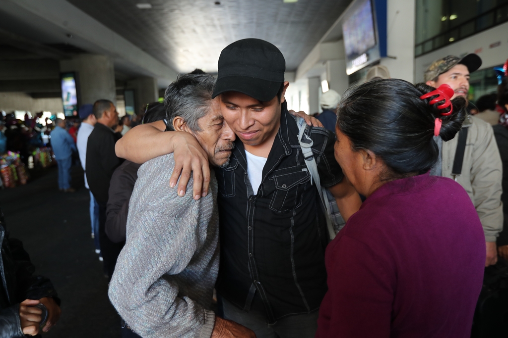 Los migrantes son recibidos entre abrazos y lágrimas de alegría por sus familiares. (Foto Prensa Libre: Érick Ávila)