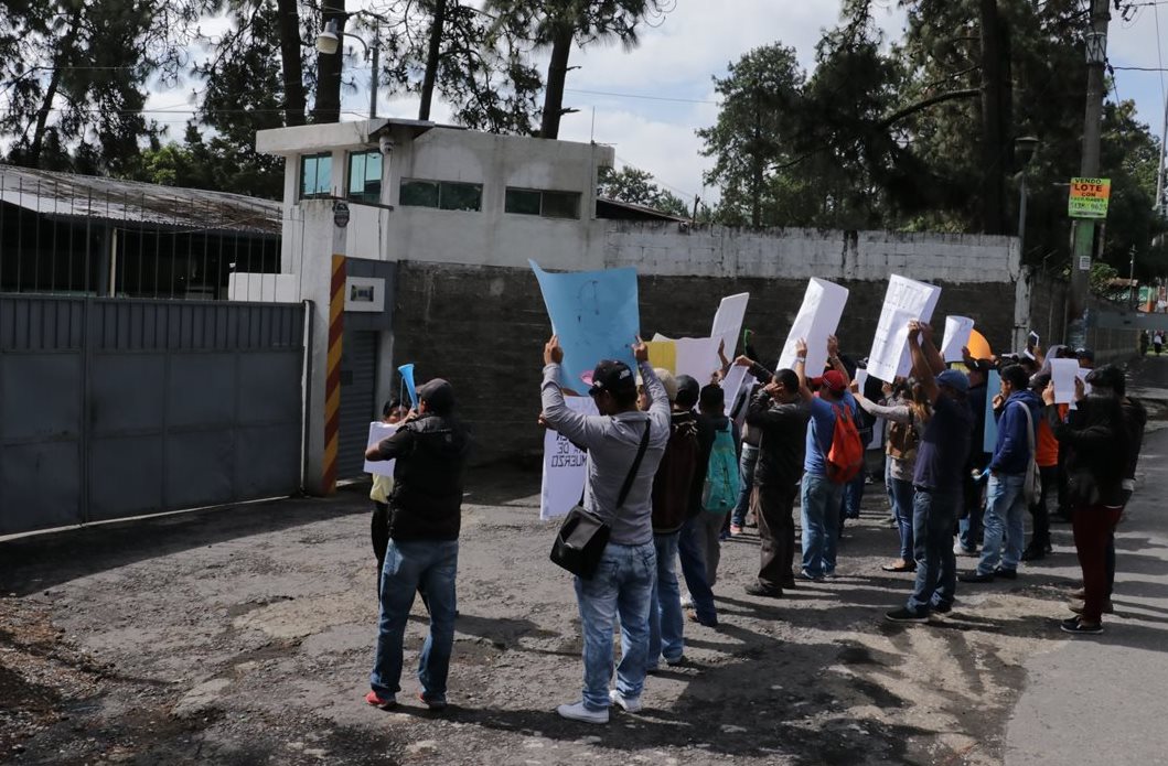 Los extrabajadores protestaron frente a la maquila para exigir que les paguen sus prestaciones laborales. (Foto Prensa Libre: Víctor Chamalé)