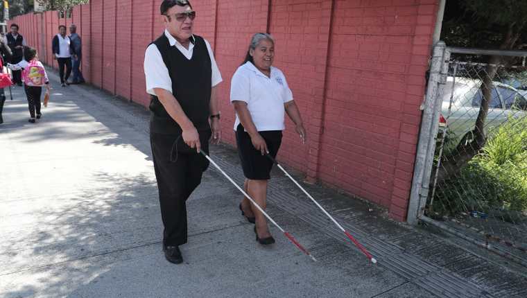 Es importante aprender cómo se movilizan las personas con discapacidad visual por las calles. (Foto Prensa Libre: Juan Diego González).