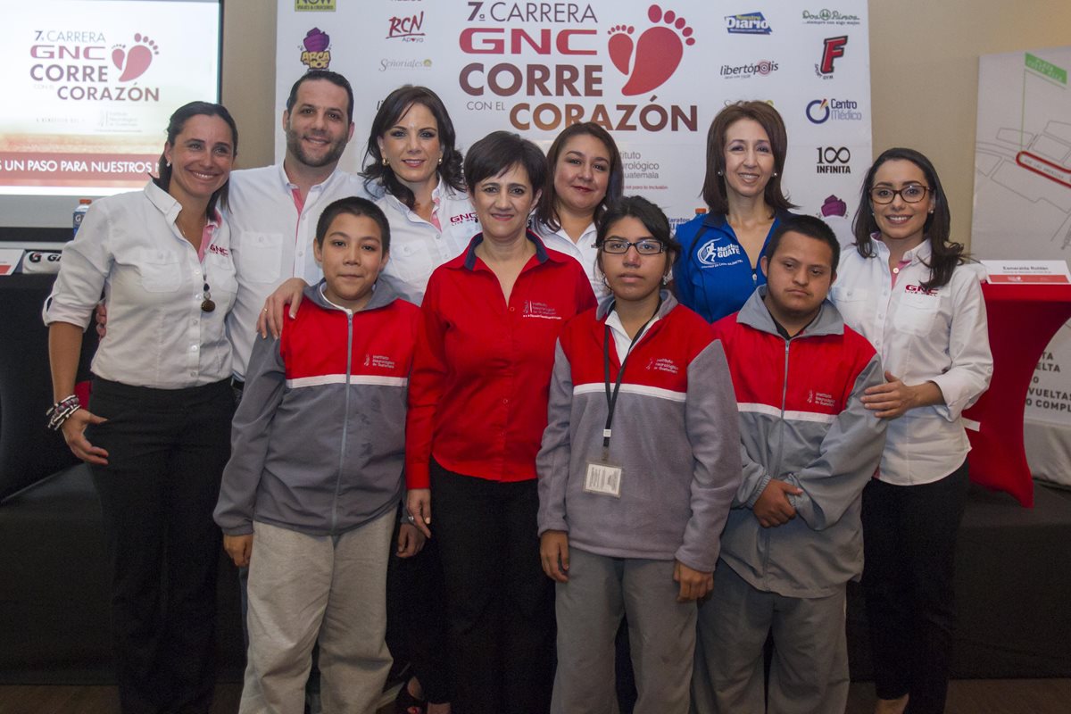 Los organizadores de la carrera junto a los niños del Instituto Neurológico. (Foto Prensa Libre: Norvin Mendoza)