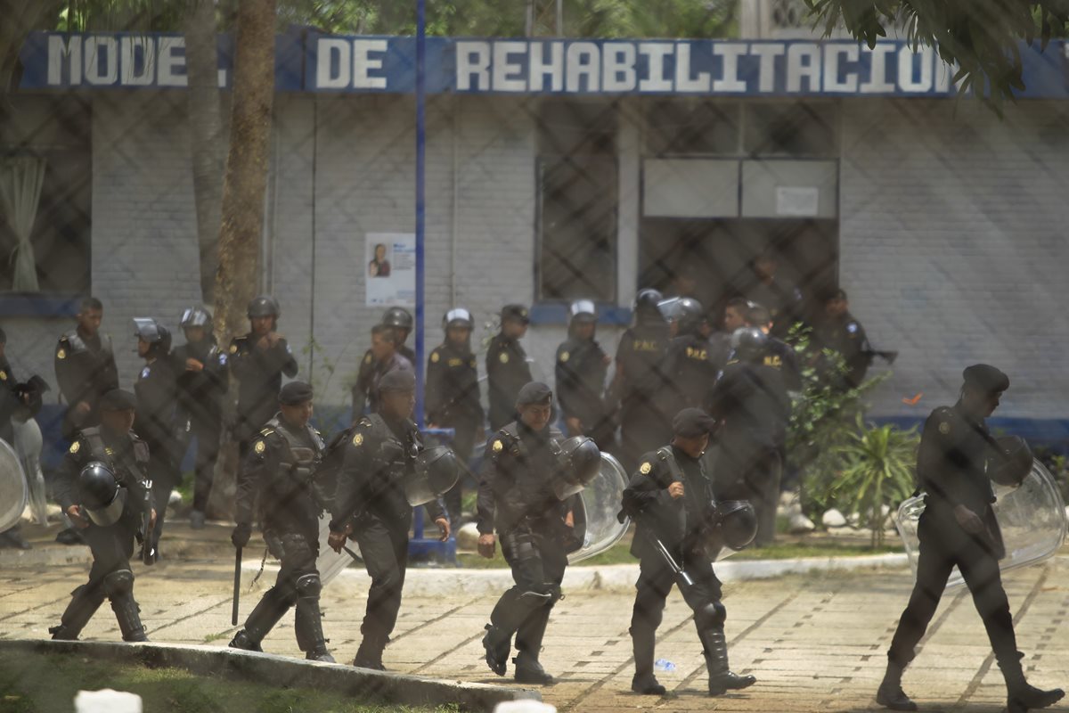 La extorsión, así como el cobro por seguridad a otros reos, servicios o visitas, son algunas de las actividades que realizan reclusos para ganar dinero de manera ilícita. (Foto Prensa Libre: Hemeroteca)