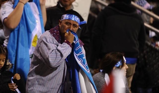 La afición guatemalteca sufrió la eliminación al Mundial de Rusia 2018. (Foto Francisco Sánchez).