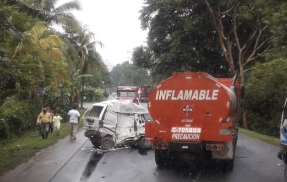 Lugar del accidente en Morales, Izabal. (Foto Prensa Libre: Dony Stewart).