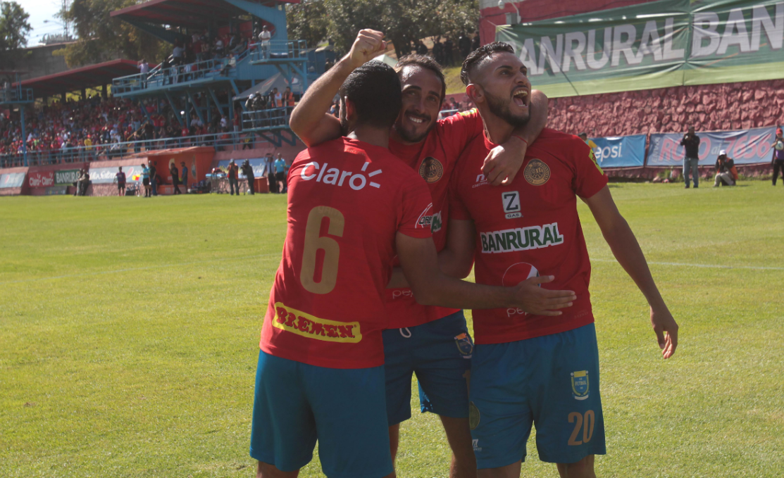 Edi Danielo Guerra, derecha, es el artillero del torneo y buscará su primer título en el futbol nacional. (Foto Prensa Libre: Hemeroteca PL)