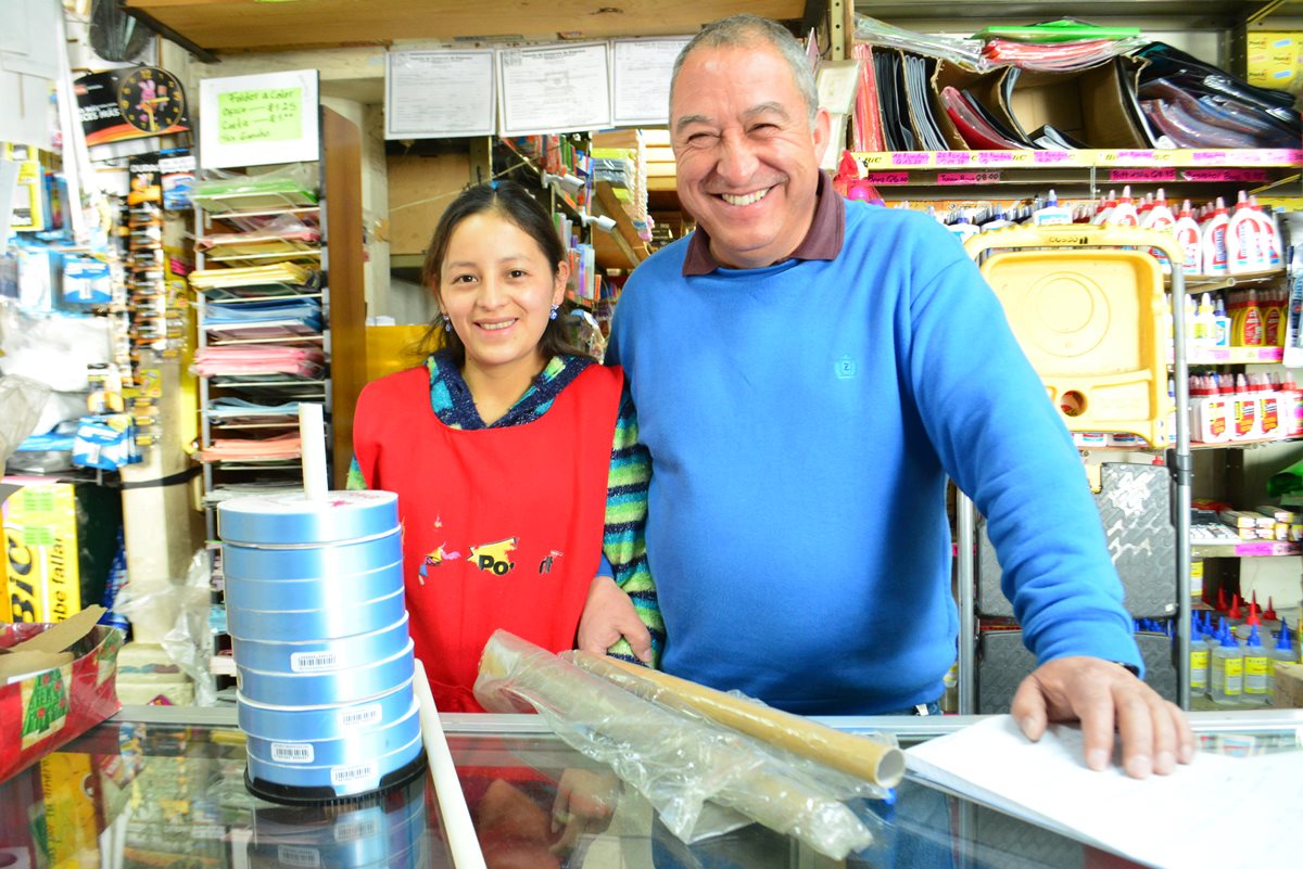 Juan Robles, de 57 años, junto a una de sus colaboradoras que lo apoya en la recolección de desechos en su negocio que se halla en la zona 1 de Totonicapán. (Foto Prensa Libre: María Longo)