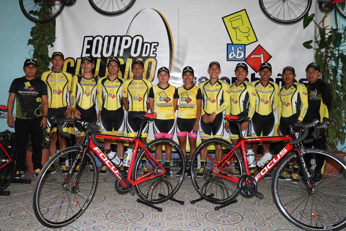 El equipo Decorabaños lució las bicicletas que usarán esta temporada. (Foto Prensa Libre: Raúl Juárez)