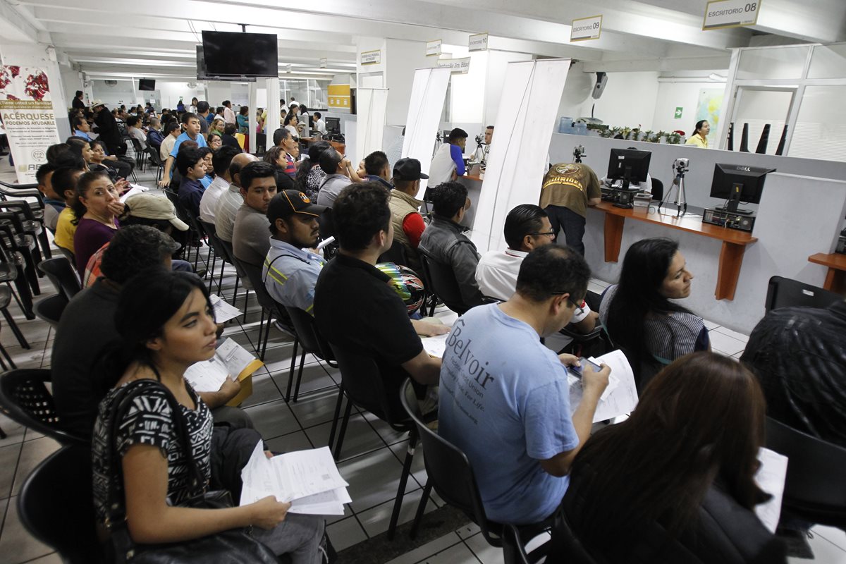 Alrededor de 400 mil guatemaltecos han tenido problemas para obtener su documento personal de identificación en el Renap. Algunos han esperado hasta cinco meses. (Foto Prensa Libre: Paulo Raquec)
