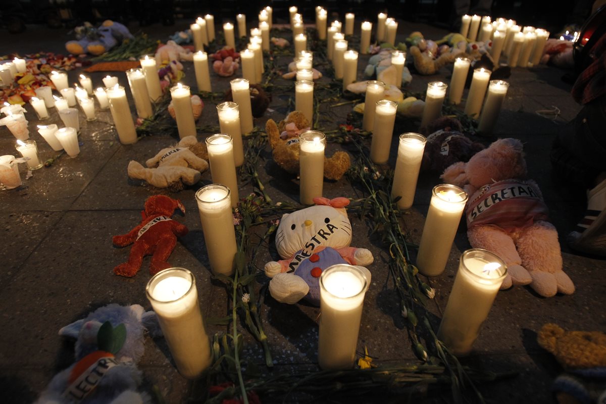 Velas iluminan el Parque Central en el Centro Histórico, por la muerte de 41 niñas del Hogar Seguro. (Foto Prensa Libre: Hemeroteca PL)