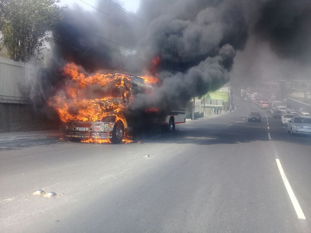 Autobús en llamas obstaculiza la ruta al Pacífico. (Foto Prensa Libre: Dalia Santos)