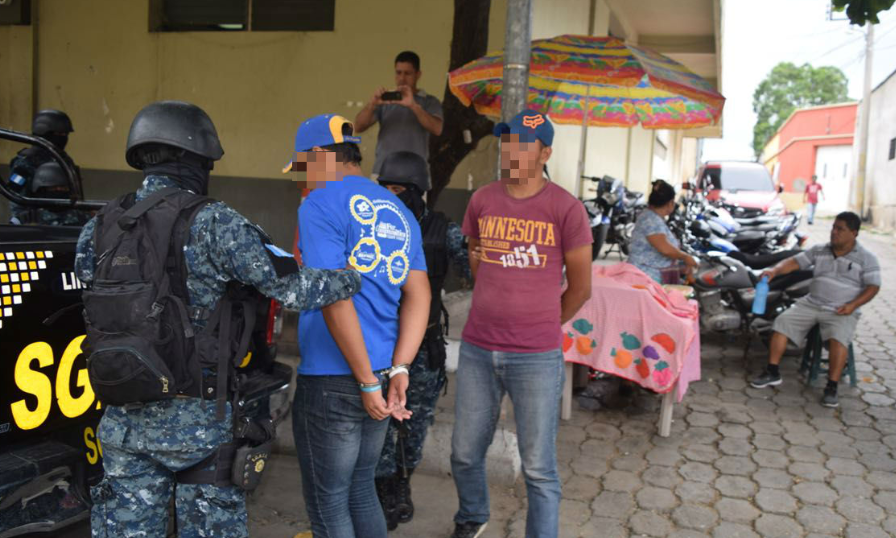 Investigadores de la PNC custodian a los dos hermanos capturados en Zacapa. (Foto Prensa Libre: Mario Morales).