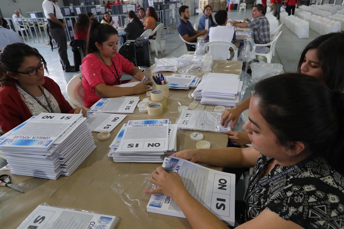 Varias entidades como el TSE y el Ministerio de Relaciones Exteriores han arreciado las campañas para que la población asista a votar. (Foto Prensa Libre: Estuardo Paredes)