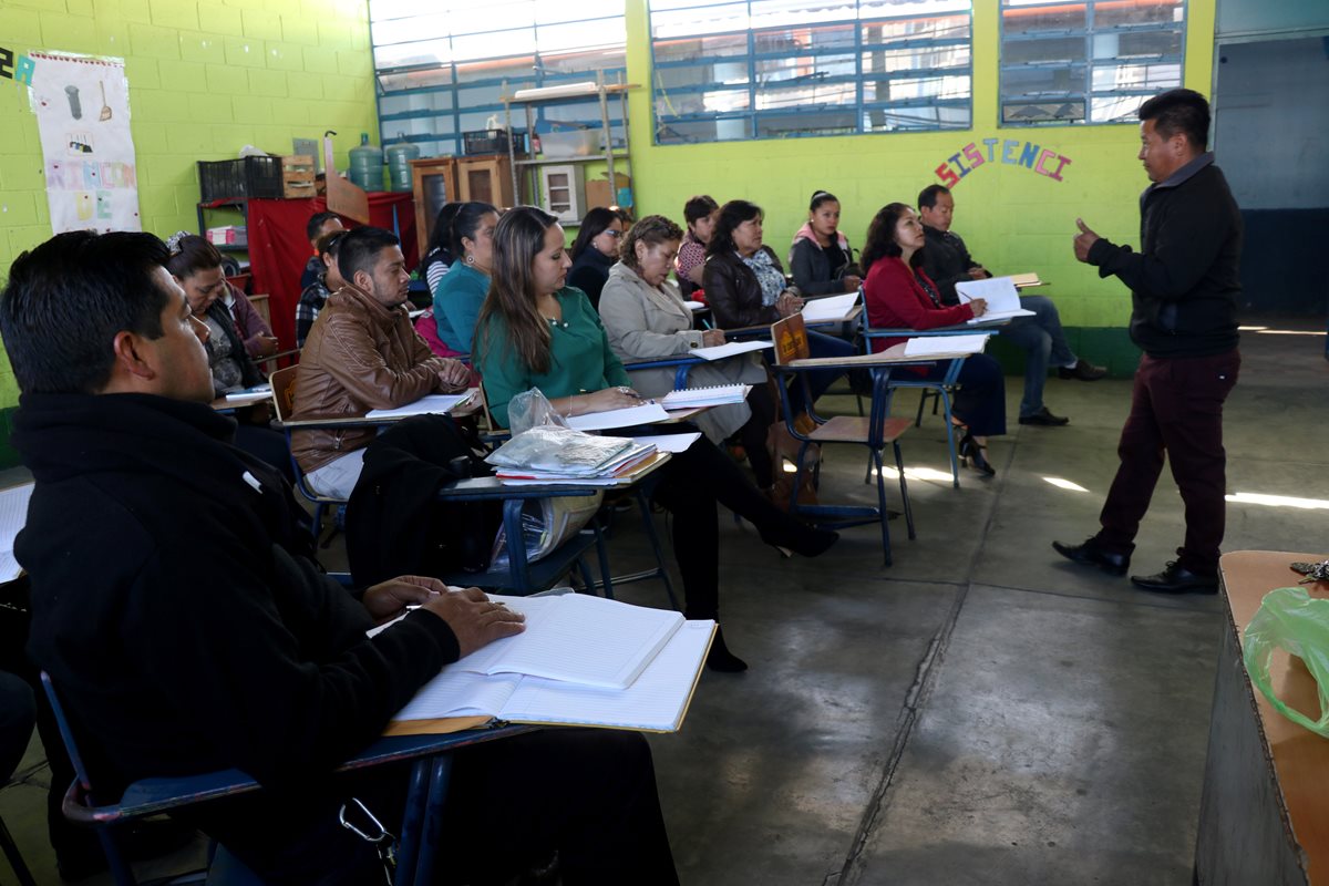 Un grupo de maestros inicia sus actividades con la primera reunión de planificación. (Foto Prensa Libre: Mike Castillo)