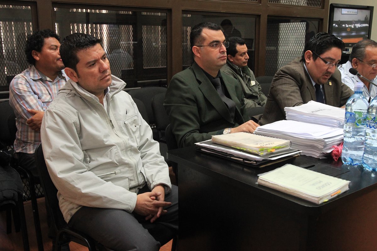 Juan Carlos Ramírez (chumpa beige) junto a otros dos acusados. (Foto Prensa Libre: Hemeroteca PL)