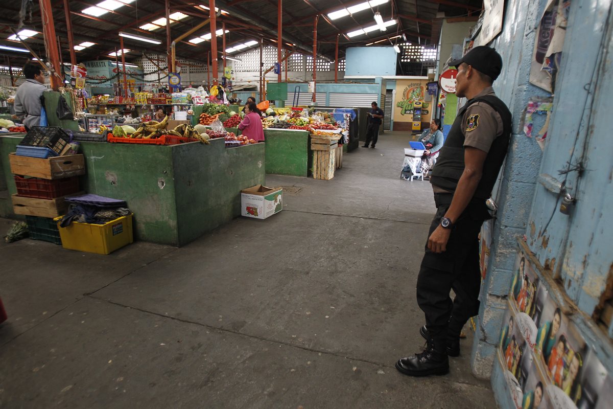 Agentes privados brindan seguridad en el mercado de Candelaria, zona 6. (Foto Prensa Libre: Paulo Raquec)