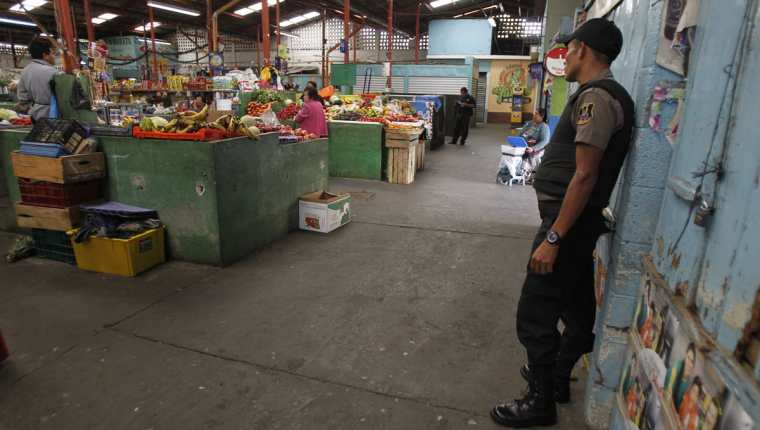 Agentes privados brindan seguridad en el mercado de Candelaria, zona 6. (Foto Prensa Libre: Paulo Raquec)