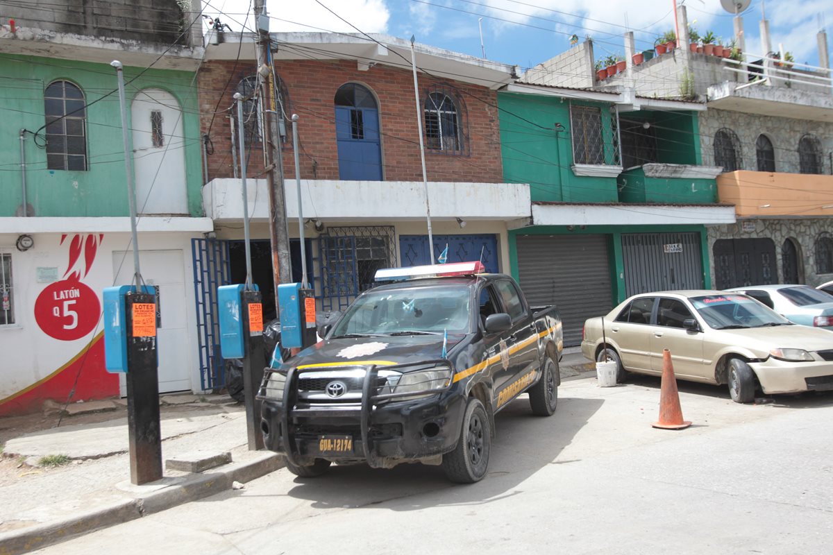 Comerciantes del mercado de Santa Faz, Chinautla, cierran sus locales y sacan mercadería, por acoso de extorsionistas. (Foto Prensa Libre: Érick Ávila)