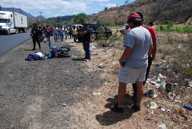 Ignacio Flores fue asesinado cuando viajaba en su moto, en la aldea Santa Elena, Chiquimula. Foto Prensa Libre: Mario Morales.