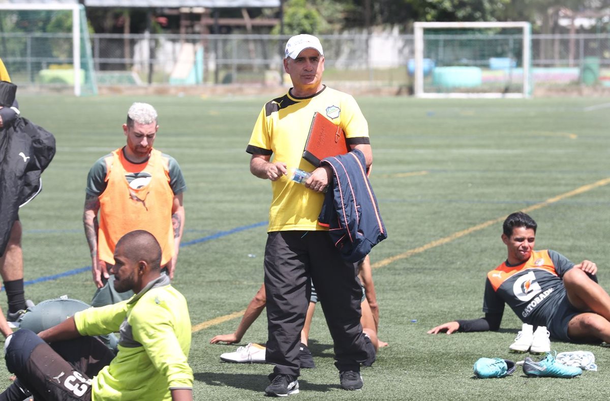 Willy Olivera considera que tiene un gran grupo de jugadores en quienes confía. (Foto Prensa Libre: Edwin Fajardo)