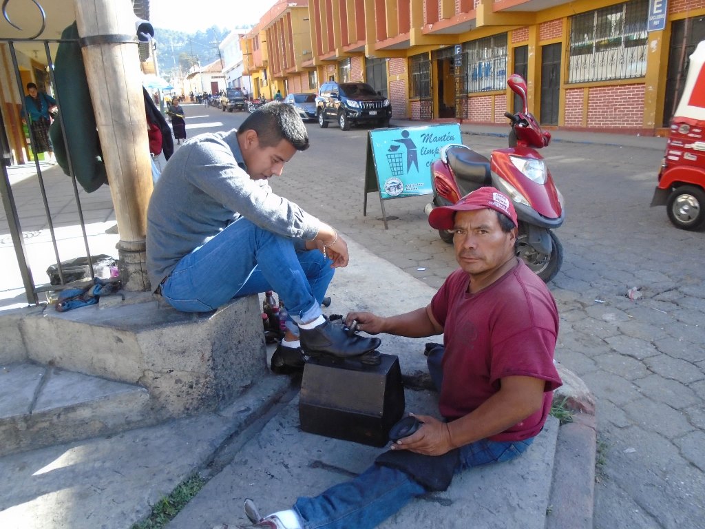 Daniel Xaminez García atiende a un cliente en Sololá. (Foto Prensa Libre: Ángel Julajuj).