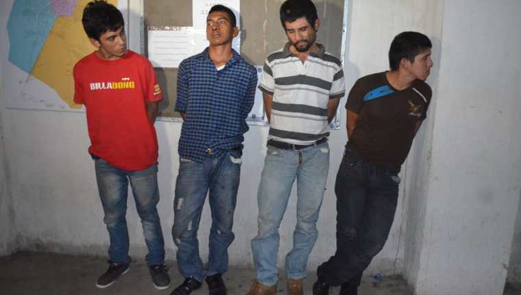 Los cuatro capturados en la cabecera de Retalhuleu son sindicados de haber saqueado un negocio. (Foto Prensa Libre: Jorge Tizol)