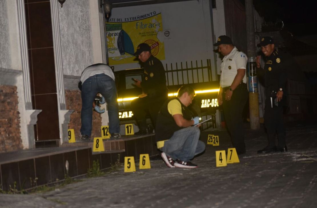 Fiscales del MP y PNC vigilan el área y recaban evidencias frente a la vivienda de las victimas. (Foto Prensa Libre: Mario Morales)