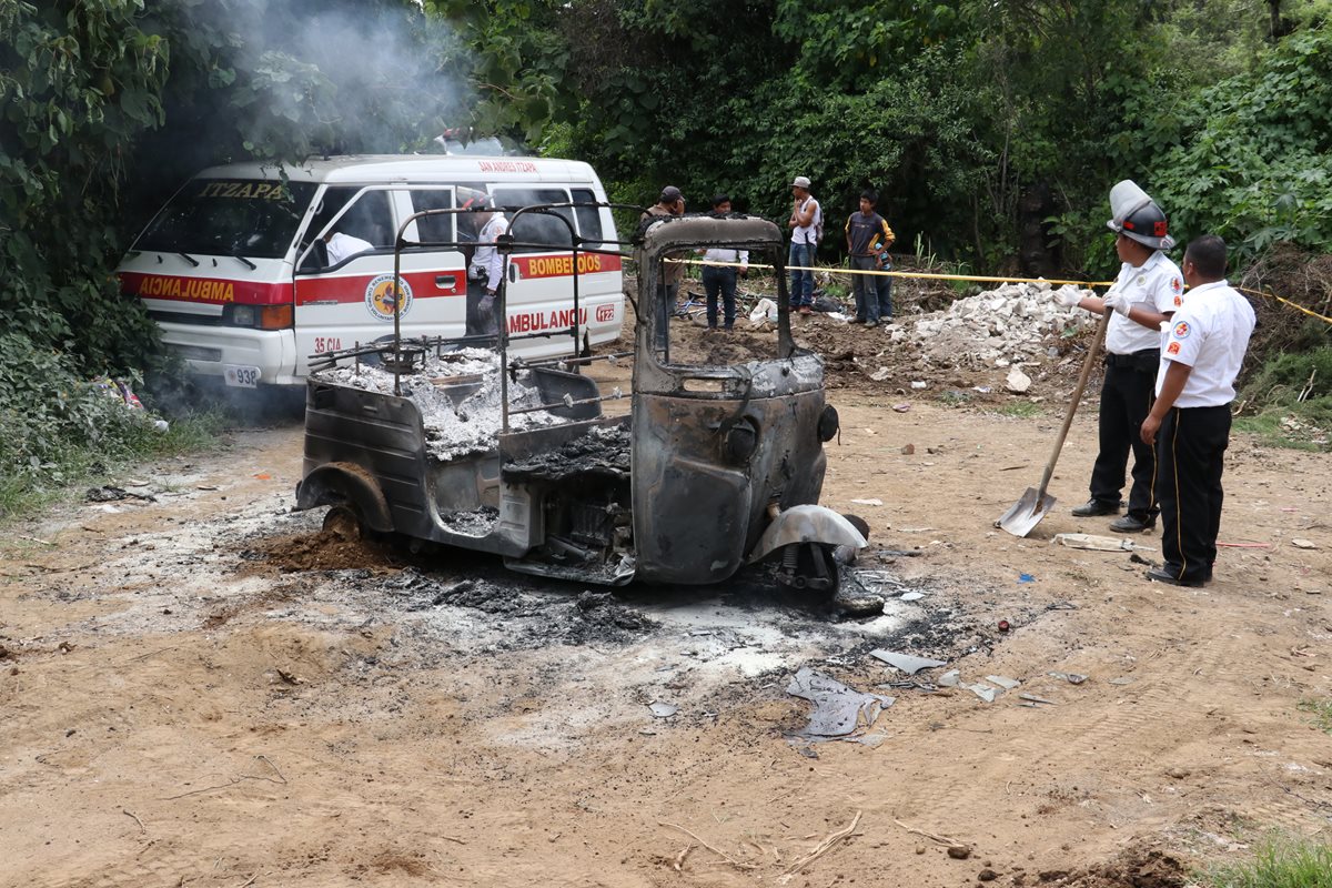 Socorristas permanecen en el lugar donde ocurrió el crimen contra piloto de mototaxi, en el km 68.5 de la ruta de Parramos a San Pedro Yepocapa, Chimaltenango. (Foto Prensa Libre)