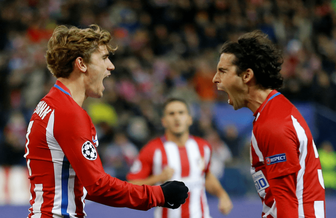 El francés Antoine Griezmann festeja con Tiago el segundo gol del Atlético de Madrid frente al PSV. (Foto Prensa Libre: AP)