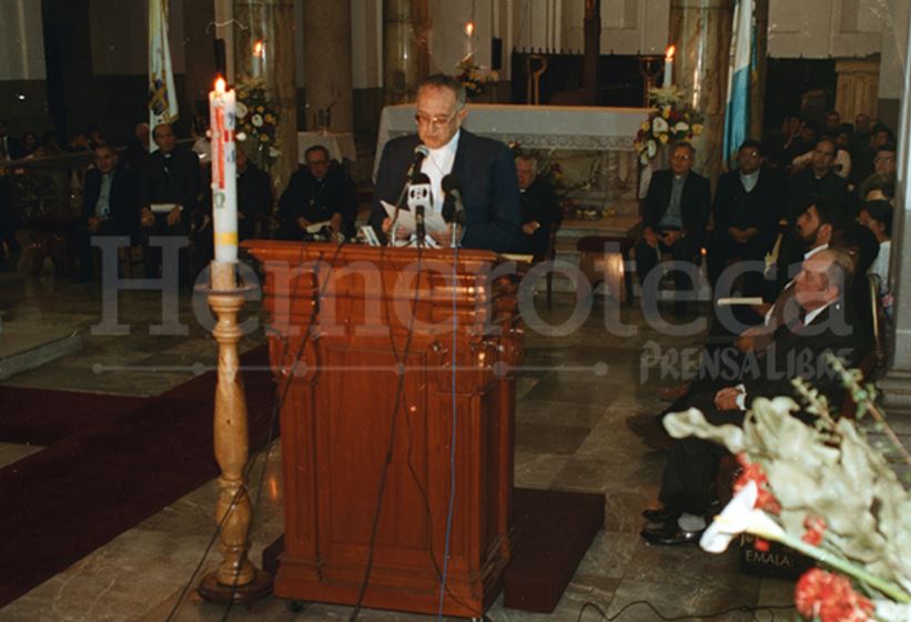 Monseñor Juan Gerardi entregó el informe del Remhi, el 24 de abril de 1998 en Catedral. (Foto Prensa Libre: Hemeroteca)
