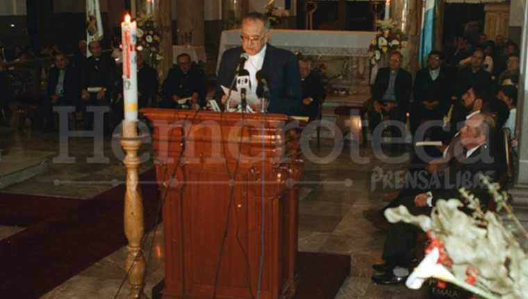 Monseñor Juan Gerardi entregó el informe del Remhi, el 24 de abril de 1998 en Catedral. (Foto Prensa Libre: Hemeroteca)