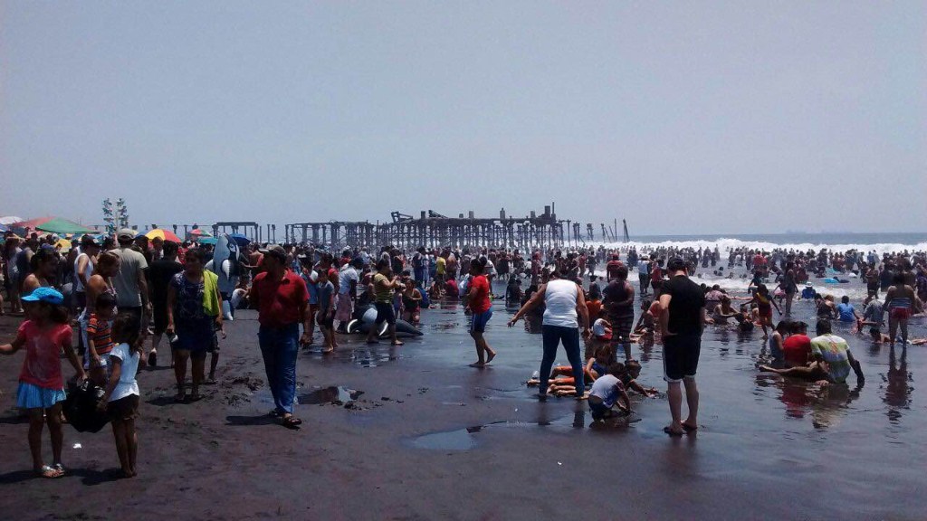 Playa del Puerto San José luce abarrota por veraneantes. (Foto Prensa Libre: Enrique Paredes).