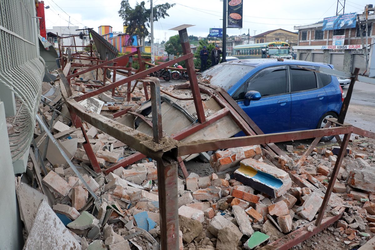 Las calles de Quetzaltenango quedaron llenas de escombros, pues varias estructuras de adobe cayeron debido a lo fuerte del temblor. (Foto Prensa Libre: Carlos Ventura)