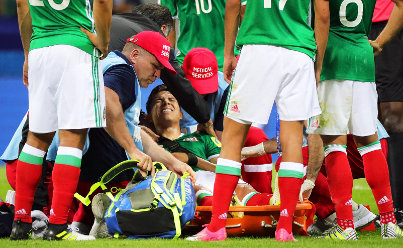 Carlos Salcedo al momento de salir del estadio tras sufrir una lesión en el hombro. (Foto Prensa Libre: EFE)