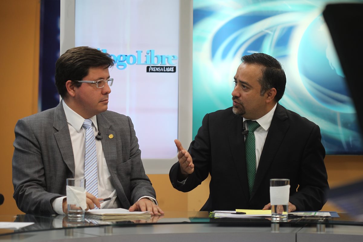En programa Dialogo Libre debaten el ministro de Finanzas, Julio Estrada y el diputado Jairo Flores, jefe de la Comisión de Finanazas del Legislativo. (Foto Prensa Libre: Rolando Rivas)