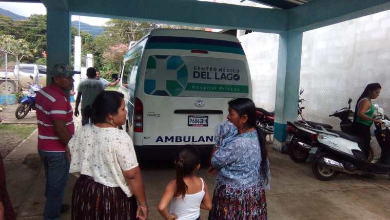 Socorristas trasladan a un centro asistencial en Puerto Barrios a un niño que resultó herido de bala. (Foto Prensa Libre: Dony Stewart)