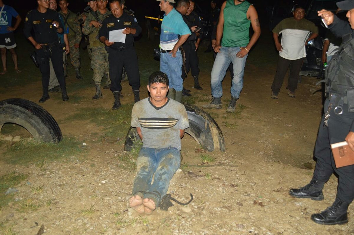 Elder Leonel Salguero es retenido por pobladores de San Luis, Petén, a quien acusan de haber matado a su madre. (Foto Prensa Libre: Rigoberto Escobar)