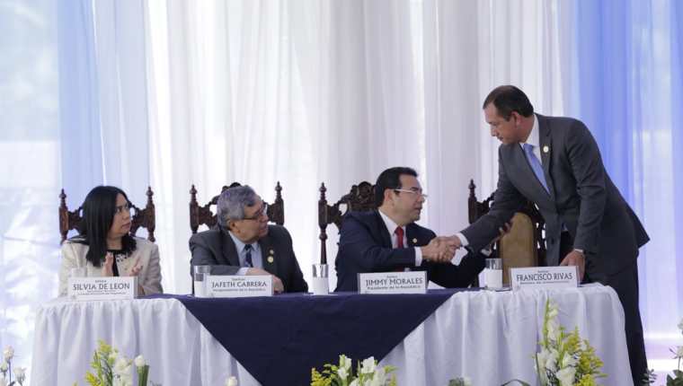 El presidente Jimmy Morales saluda al ministro de Gobernación, Francisco Rivas, durante la presentación de la Política Nacional de Seguridad. (Foto Prensa Libre: Paulo Raquec)