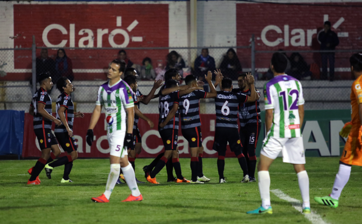 Los jugadores de Xelajú MC celebraron casi solos por la falta de aficionados en el estadio. (Foto Prensa Libre: Carlos Ventura)