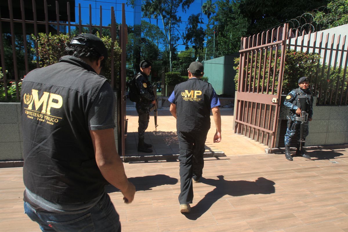 Agentes del MP ingresan al edificio donde están las oficinas de López Villatoro. (Foto: Estuardo Paredes)