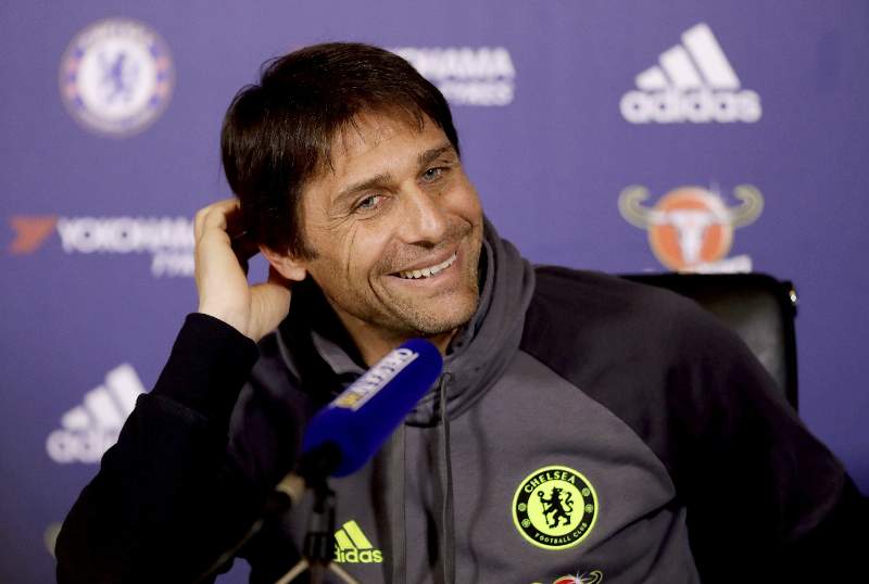 Antonio Conte está feliz con el liderato del Chelsea. Espera lograr el título de la Liga Inglesa. (Foto Prensa Libre: AP)