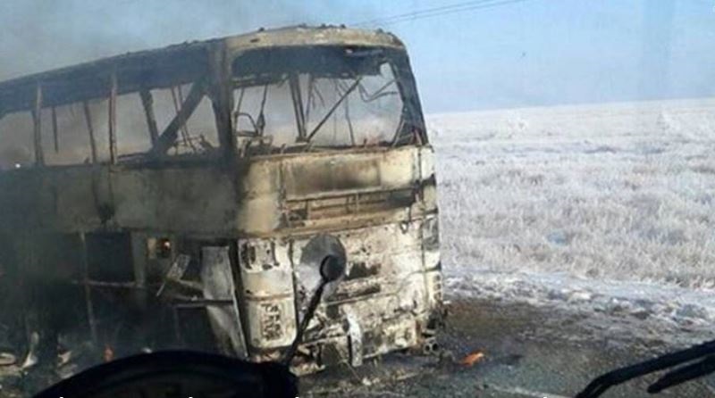 El bus en el que viajaban las víctimas se incendió en el noroeste del país. (Foto Prensa Libre: EFE)